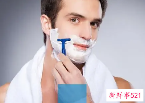 梦见在理发店刮胡子