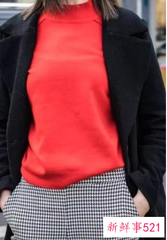 外套黑色的里面搭配什么颜色