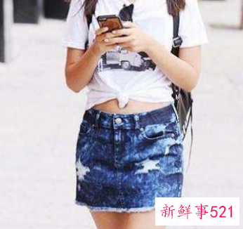 蓝色牛仔裙配什么鞋子