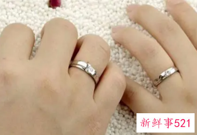 右手戴戒指的含义