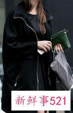 外套黑色的里面搭配什么颜色