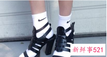 黑色一脚蹬配什么袜子