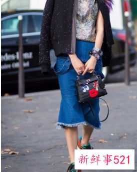 蓝色牛仔裙配什么鞋子