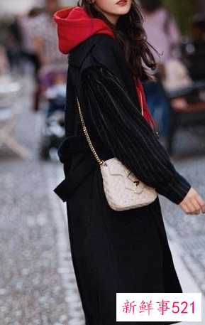 外套黑色的里面搭配什么颜色