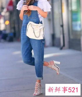 蓝色牛仔裙配什么鞋子