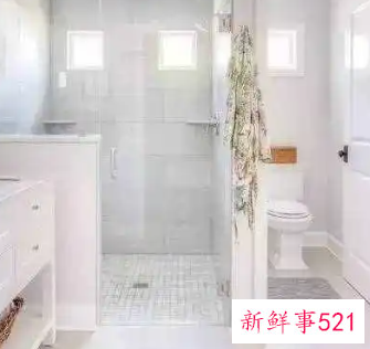 大门正对马桶中间隔着一道墙