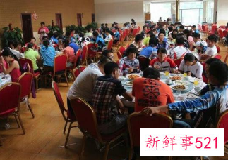 梦见很多人在一起吃饭什么意思