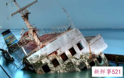 梦见坐船船沉了人没事