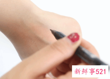 眼线笔炸毛了怎么解决