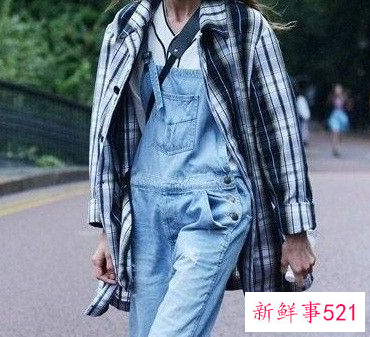 牛仔背带裙外套搭配图