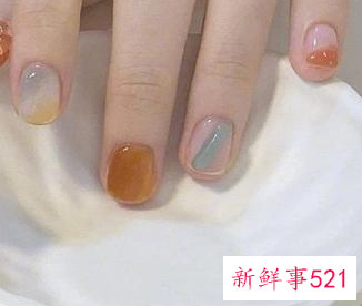 女生什么颜色指甲好看