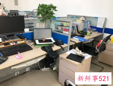 不能在办公桌上摆放的物品