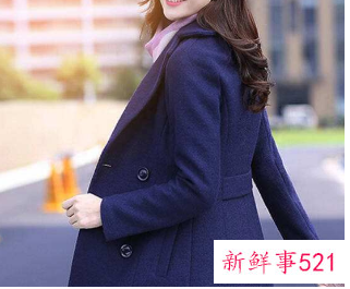 藏青色卫衣配牛仔裤