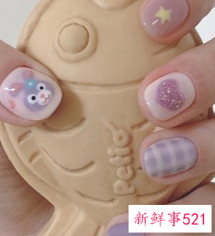 女生什么颜色指甲好看