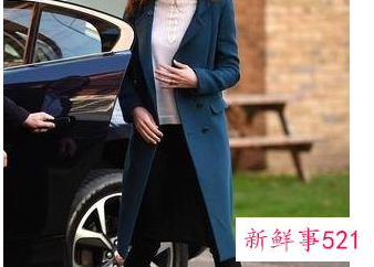 蓝色大衣配什么帽子