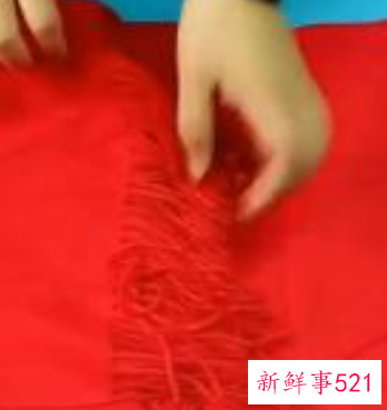 女孩子的围巾怎么折