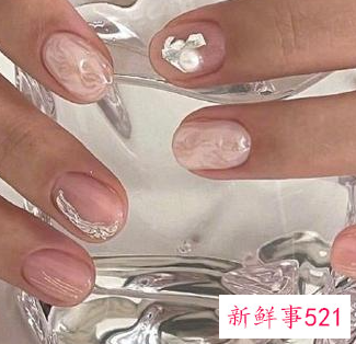 女生什么颜色指甲好看