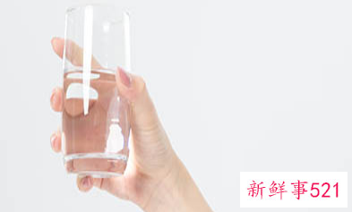 大胸穿大领大衣可以吗