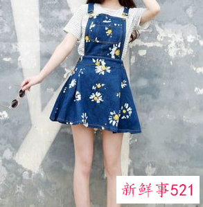 牛仔背带裙外套搭配图