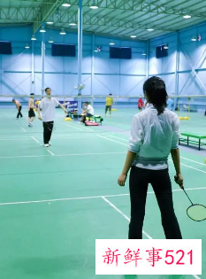 男人眼中打羽毛球的女人