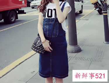 牛仔背带裙外套搭配图