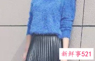 百褶裙黑色的配什么衣服好