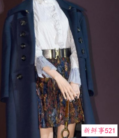 蓝色大衣配什么帽子