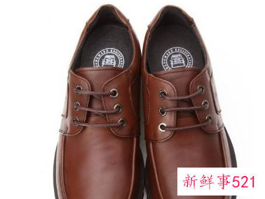 男士休闲皮鞋配什么衣服