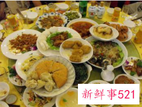 教官当面吃掉学生剩饭引热议，网友们“评论不一”