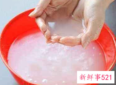 用淘米水加白醋洗脸能变白吗