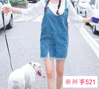 牛仔背带裙外套搭配图