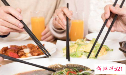 梦见跟去世的长辈吃饭