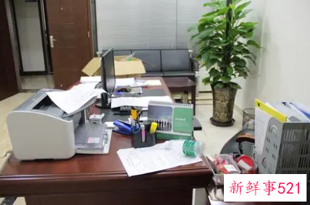 不能在办公桌上摆放的物品