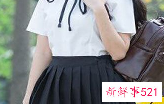 百褶裙黑色的配什么衣服好