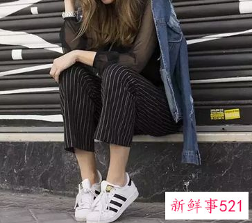 小白鞋西裤搭配