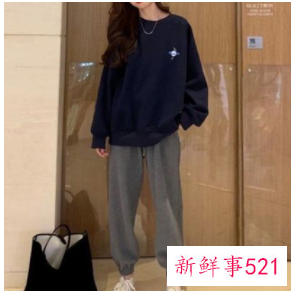 藏青色卫衣配牛仔裤