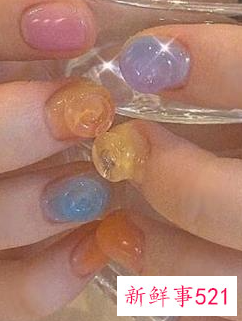 女生什么颜色指甲好看