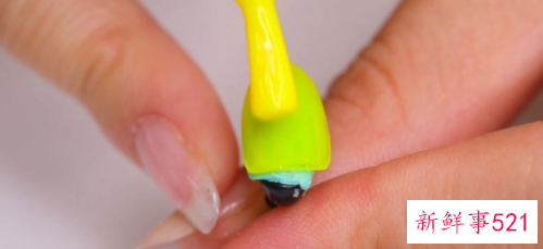 示范最简单的雕花美甲款式