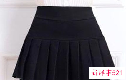 百褶裙黑色的配什么衣服好