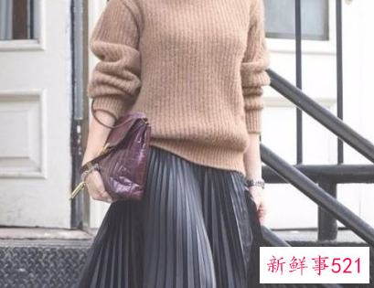 百褶裙黑色的配什么衣服好