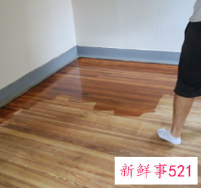 地板和墙之间的缝隙怎么处理