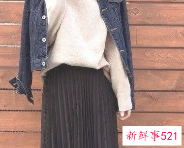 百褶裙黑色的配什么衣服好