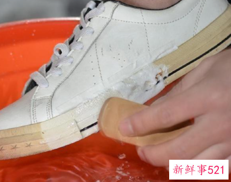 白色毛绒鞋脏了怎么清洗