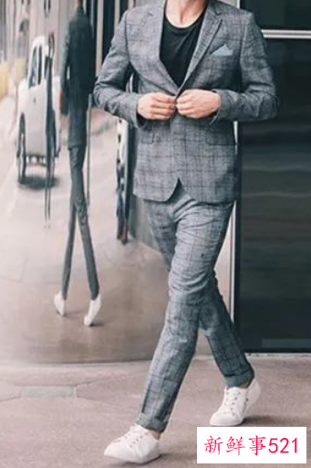 小白鞋西裤搭配