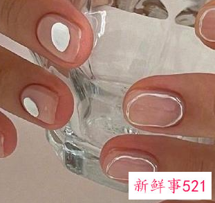 女生什么颜色指甲好看