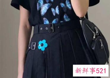 百褶裙黑色的配什么衣服好
