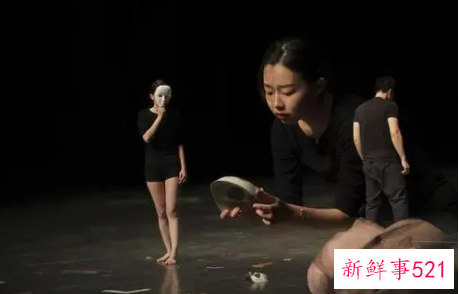 艺考表演寓言故事女生