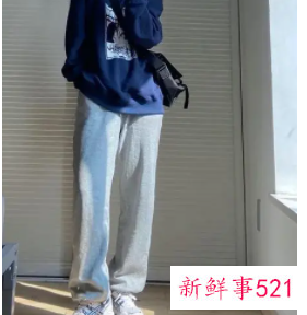 藏青色卫衣配牛仔裤