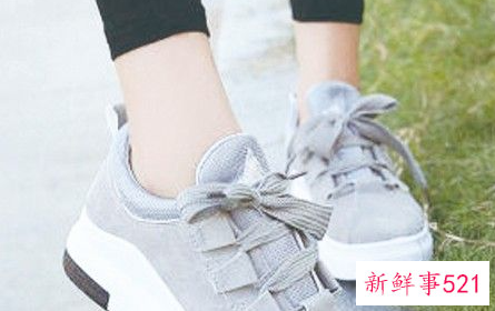 黑色t恤搭配什么鞋子好