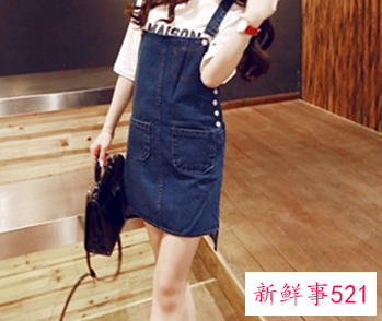 牛仔背带裙外套搭配图